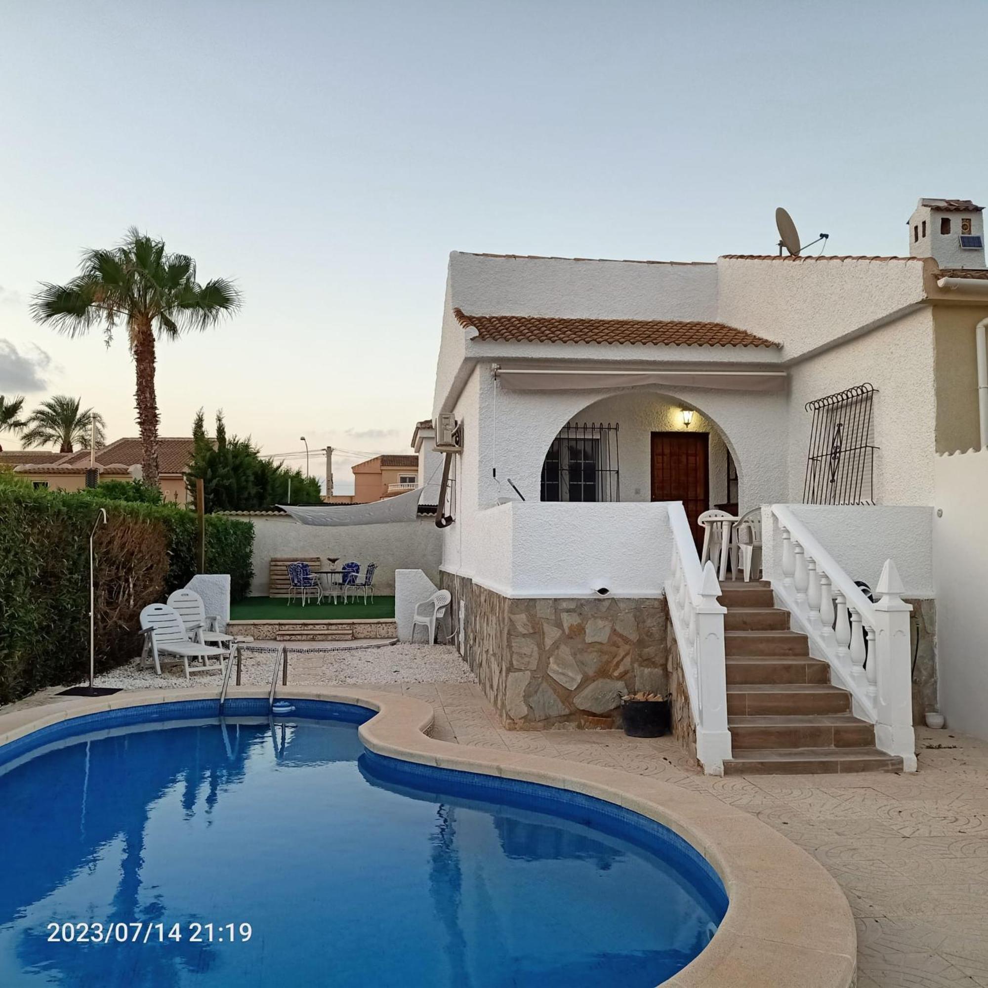 Acogedora Casa Con Piscina Torrevieja Exterior foto